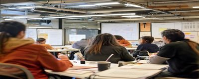 sm文写作工作坊现场，多位创作者围坐讨论稿件，氛围专业而热烈